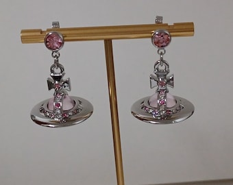 Vivienne Westwood- Pendientes bañados en plata con cristales rosas, transparentes y saturno.