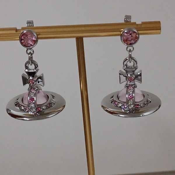 Vivienne Westwood- Boucles d'oreilles en plaqué argent avec des cristaux roses, transparents et saturne.