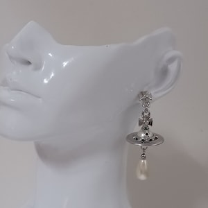 Vivienne Westwood Verzilverde oorbellen met faux parels, kristallen en saturnus. afbeelding 4