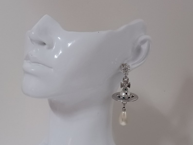 Vivienne Westwood Verzilverde oorbellen met faux parels, kristallen en saturnus. afbeelding 4