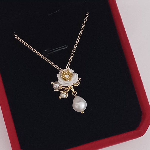 Les Néréides Paris- Pendentif floral avec des roses blanches. Ces roses émaillées à la main sont magnifiques et semblent éternelles