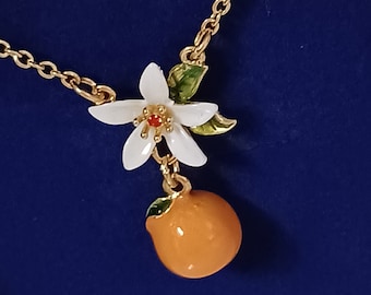 Collier inspiré des oranges et des fleurs d'oranger-matériaux de haute qualité. En plaqué or 18k, émaillé à la main et zircon.