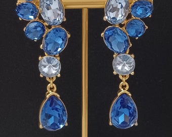 Oscar de la Renta- Boucles d'oreilles incrustées de cristaux couleur bleue.