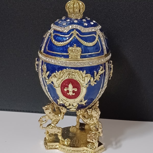 Grand œuf impérial Bleu Royal-Inspiration Fabergé- Incrusté de 260 cristaux et avec le décor de la fleur de lys dorée: emblème de la royauté