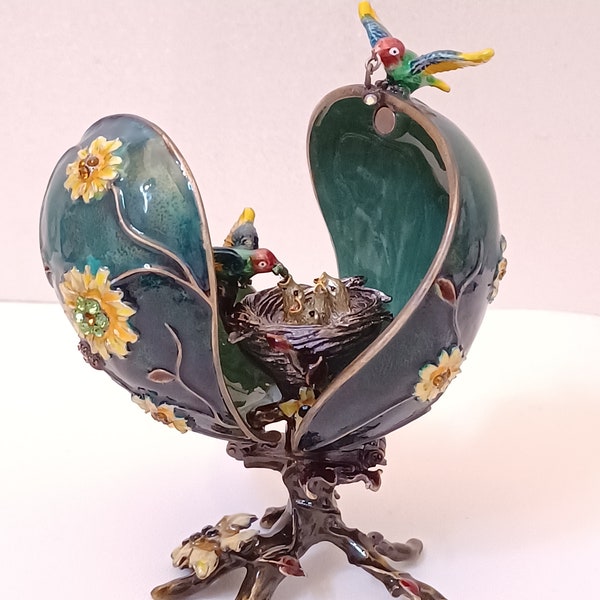 Famille de colibris verts dans un œuf de style Fabergé émaillé à la main et serti de strass. Avec un nid surprise à l'intérieur.