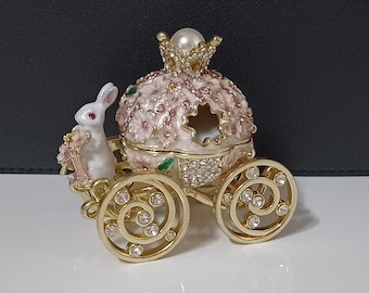 Carrosse inspiré de Cendrillon et de Fabergé avec un lapin blanc. Le carrosse s'ouvre sur une boite à bijoux