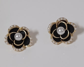 Boucles d'oreilles- Fleur de camélia en métal plaqué or émaillée en noir- Style Coco