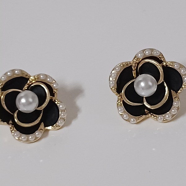 Boucles d'oreilles- Fleur de camélia en métal plaqué or émaillée en noir- Style Coco