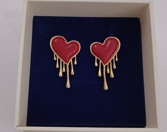 Boucles d'oreilles Cœur rouge en plaqué or 18K pour les oreilles percées.