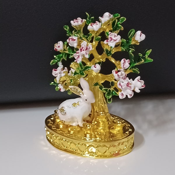 Boite à bijoux fabriquée dans le style de Fabergé avec un lapin blanc sous un arbre fleuri.