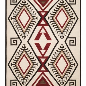 Puede incluir: Alfombra rectangular color crema con un patrón geométrico. El diseño presenta formas de diamantes en rojo, negro y marrón, con motivos geométricos repetidos. La alfombra tiene un borde negro y es adecuada para la decoración del hogar.
