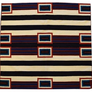 Puede incluir: Textil cuadrado tejido con un patrón geométrico. Rayas horizontales alternas crema, negras y crema. Bloques rectangulares con acentos rojos, azules y negros están espaciados uniformemente. El textil tiene una franja en un borde.