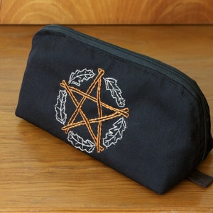 Kosmetiktasche mit Pentagramm handbestickt