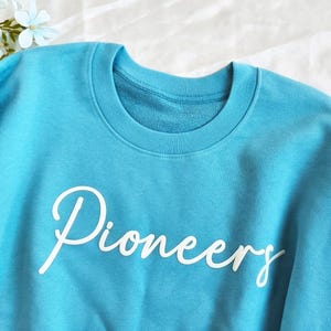 Sudadera con estampado de globo personalizada, sudadera con mascota personalizada, sudadera con nombre de equipo en relieve, regalo de espíritu escolar, regalo único para mamá
