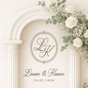 Könnte beinhalten: Eine Hochzeitseinladung mit einem weißen Bogen und Säulen, verziert mit weißen Rosen und Grün. Die Einladung zeigt die Initialen "LK" in einem kreisförmigen Rahmen, die Namen "Lauren & Karson" und das Datum "20.02.2026".