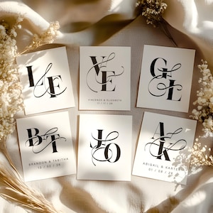 Puede incluir: Seis tarjetas cuadradas con iniciales y nombres en caligrafía negra. Las tarjetas presentan una tipografía elegante, con cada tarjeta mostrando diferentes conjuntos de iniciales y nombres, como "VE" y "Vincenzo & Elizabeth". Las tarjetas están dispuestas sobre una superficie neutra.