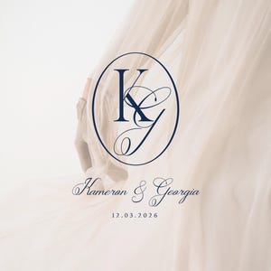 以下が含まれることがあります： 紺色のモノグラムデザイン。円の中に「K」と「G」の文字が描かれています。「Kameron & Georgia」という名前と「12.03.2026」という日付が、モノグラムの下にエレガントな筆記体で書かれています。背景は柔らかく流れるような布です。