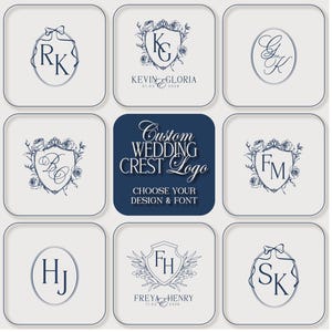 Peut inclure: Neuf logos de blasons de mariage personnalisés bleu marine sur fond beige clair. Les logos présentent des initiales, des éléments floraux et du texte, dont "Custom Wedding Crest Logo" et "Choose Your Design & Font."