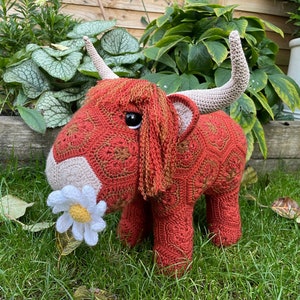 Patrón de crochet Hilda la vaca de las tierras altas con flor africana, SOLO PATRÓN PDF, Amigurumi