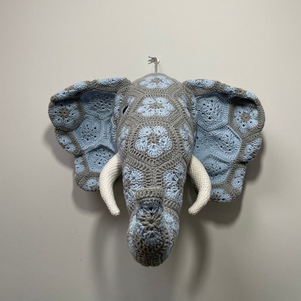 Nelson la tête de trophée d'éléphant au crochet fleur africaine, modèle PDF uniquement, téléchargement numérique, décoration murale Faux taxidermie.