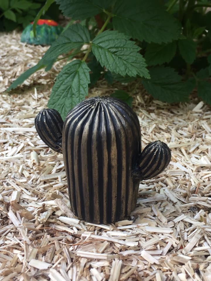 Mini Cactus en Béton Noir et Or, à Poser