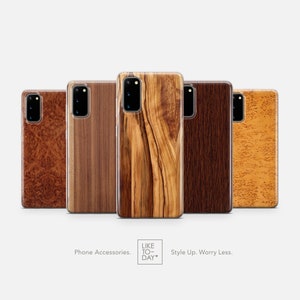 Puede incluir: Cinco fundas de tel&eacute;fono de madera diferentes para un Samsung Galaxy S20. Las fundas son todas transparentes y muestran el patr&oacute;n de la veta de la madera. Las fundas est&aacute;n dispuestas en una fila de izquierda a derecha. El texto "Like To-Day" est&aacute; en la parte inferior central de la imagen.