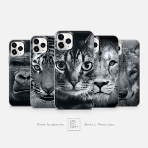 Può includere: Cinque diverse custodie per telefono con immagini in bianco e nero di animali. Le custodie presentano un gorilla, una tigre, un gatto, un leone e un lupo. Le custodie sono tutte trasparenti e mostrano l'obiettivo della fotocamera del telefono.