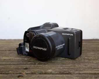 Olympus Super Zoom 300: película de 38-300 mm, batería incluida.