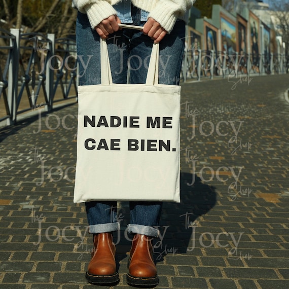 Spanish Tote Bag – Nadie Me Cae Bien – Funny Neutral Canvas Tote –Spanish Aesthetic Gift - Gift Ideas