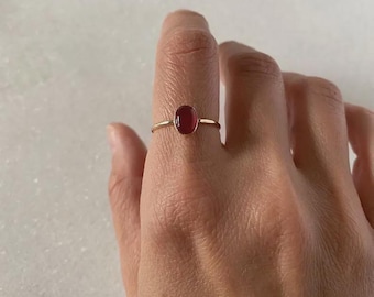 Anello con corniola, anello impilabile minimalista placcato oro, anello con gemma di corniola, anello solitario delicato per lei, piccola fascia con pietra ovale