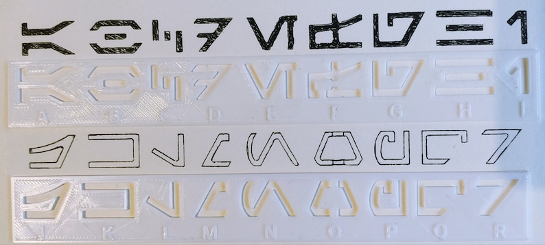 Peut inclure: Une feuille de plastique blanche avec des contours noirs et blancs de l'alphabet dans une police stylis&eacute;e. Les lettres sont &eacute;tiquet&eacute;es de A &agrave; R.