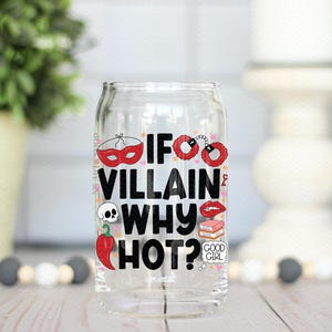 Puede incluir: Un vaso transparente en forma de lata con el texto "IF VILLAIN WHY HOT?" y varios iconos gr&aacute;ficos. Los iconos incluyen una m&aacute;scara roja, esposas, labios, una calavera, un chile y una pila de libros.