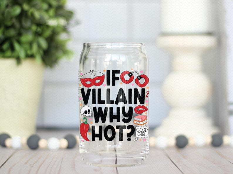 Puede incluir: Un vaso transparente en forma de lata con el texto "IF VILLAIN WHY HOT?" y varios iconos gr&aacute;ficos. Los iconos incluyen una m&aacute;scara roja, esposas, labios, una calavera, un chile y una pila de libros.