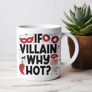 Puede incluir: Taza de cer&aacute;mica blanca con el texto "IF VILLAIN WHY HOT?" y varios iconos gr&aacute;ficos, incluyendo una m&aacute;scara, esposas, labios, una calavera y un chile. La taza est&aacute; junto a una suculenta en maceta.