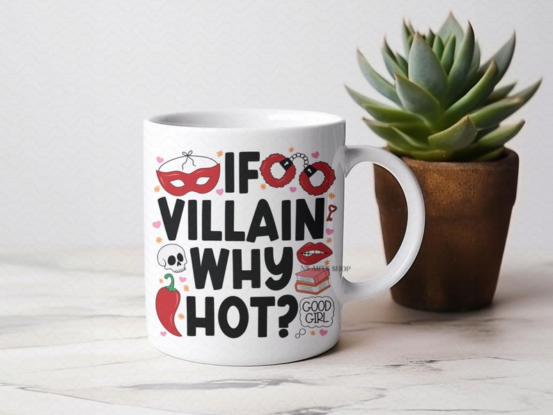 Puede incluir: Taza de cer&aacute;mica blanca con el texto "IF VILLAIN WHY HOT?" y varios iconos gr&aacute;ficos, incluyendo una m&aacute;scara, esposas, labios, una calavera y un chile. La taza est&aacute; junto a una suculenta en maceta.