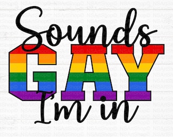 Può includere: Una grafica arcobaleno con il testo "Sounds Gay I'm in" in nero. Le lettere "GAY" sono contornate di nero e riempite con i colori della bandiera arcobaleno.