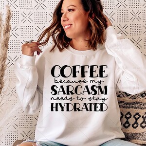 Puede incluir: Sudadera blanca de manga larga con texto negro que dice "Coffee because my sarcasm needs to stay hydrated."