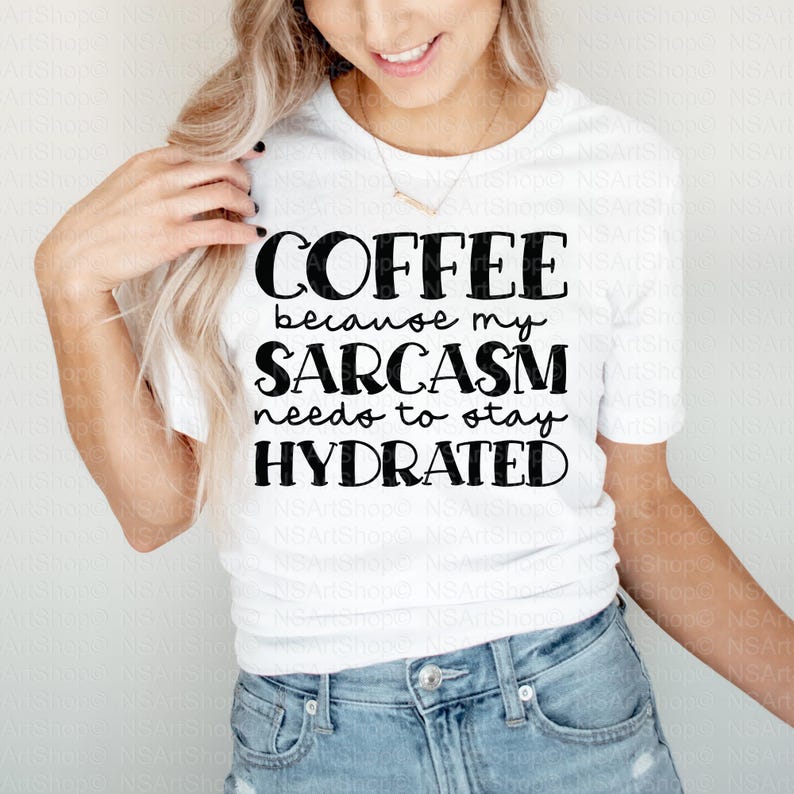 Puede incluir: Camiseta blanca con texto negro que dice "COFFEE because my SARCASM needs to stay HYDRATED".
