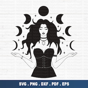 Puede incluir: Ilustración en blanco y negro de una mujer con cabello largo, vestida con un corsé y joyas, con los brazos extendidos. El diseño incluye lunas crecientes, estrellas y fases lunares. La parte inferior de la imagen incluye el texto: SVG. PNG. DXF. PDF. EPS.