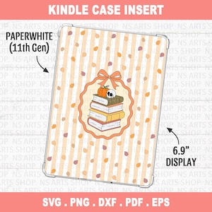 以下が含まれることがあります： 6.9インチディスプレイのKindle第11世代用ケースインサート。ベージュの縦縞模様に秋の葉が散りばめられ、中央にはオレンジ色のスカラップフレームの中に、積み重なった本、カボチャ、ドクロが描かれています。