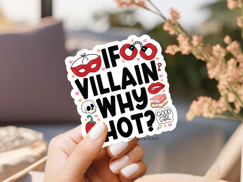 Puede incluir: Una pegatina blanca con el texto "IF VILLAIN WHY HOT?" y varias ilustraciones, incluyendo una m&aacute;scara roja, esposas, labios, una calavera, un chile, un libro y las palabras "GOOD GIRL".