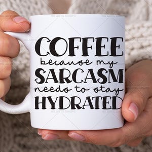 Puede incluir: Taza de caf&eacute; de cer&aacute;mica blanca con texto negro que dice "Coffee because my sarcasm needs to stay hydrated".