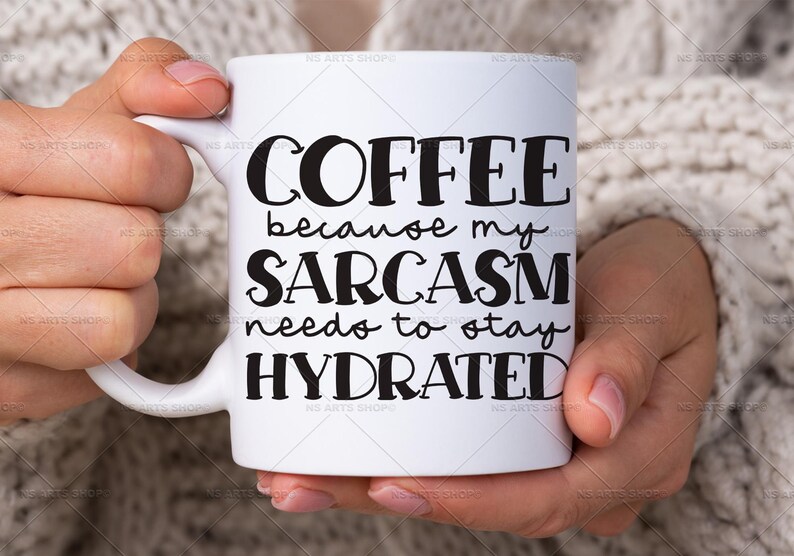 Puede incluir: Taza de caf&eacute; de cer&aacute;mica blanca con texto negro que dice "Coffee because my sarcasm needs to stay hydrated".