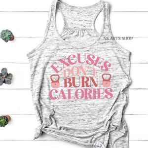 Puede incluir: Camiseta de tirantes gris con un gr&aacute;fico rosa y rojo que dice "Excuses Don't Burn Calories" con una mancuerna rosa a cada lado del texto.