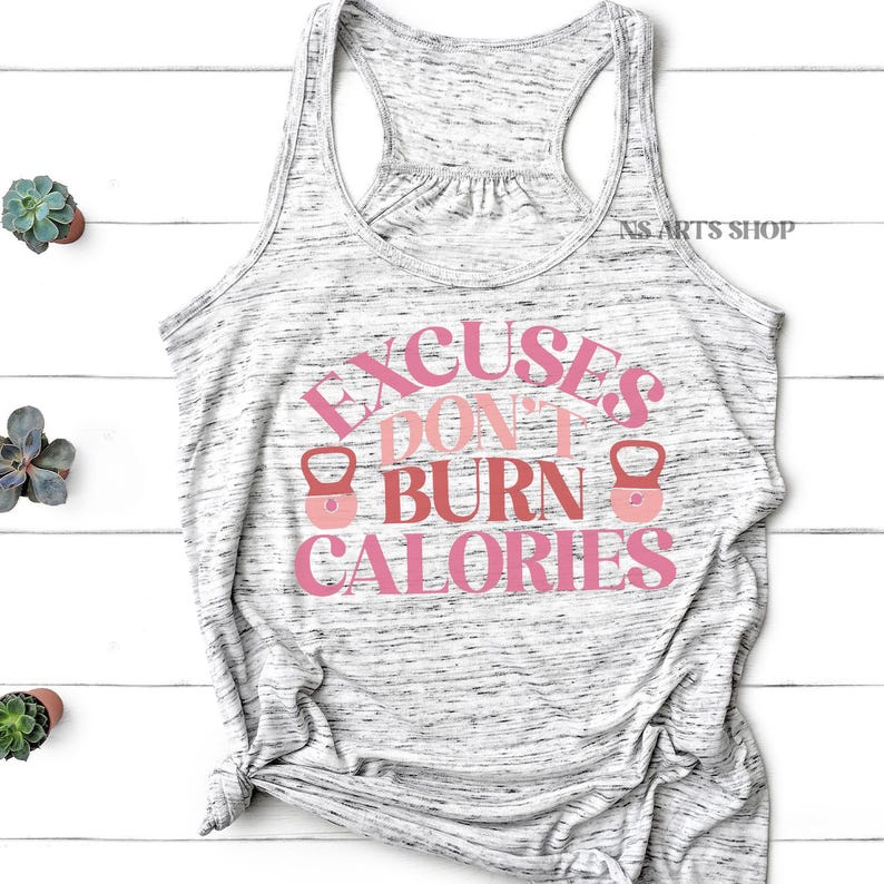 Puede incluir: Camiseta de tirantes gris con un gr&aacute;fico rosa y rojo que dice "Excuses Don't Burn Calories" con una mancuerna rosa a cada lado del texto.