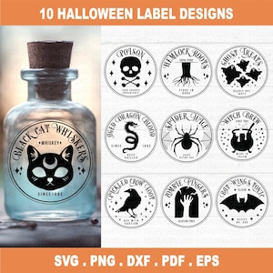 Puede incluir: Diez diseños de etiquetas de Halloween en blanco y negro con ilustraciones y texto espeluznantes. Las etiquetas incluyen diseños para "Black Cat Whiskers", "Poison", "Hemlock Roots", "Ghost Treats", "Aged Dragon Blood", "Spider Juice", "Witch Brew", "Pickled Crow Foot", "Zombie Fingers" y "Bat Wings Tonic".