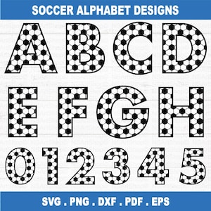 Puede incluir: Alfabeto y números con diseño de balón de fútbol en blanco y negro. Se muestran las letras A a la H y los números del 0 al 5. El texto "SOCCER ALPHABET DESIGNS" está en la parte superior. También se incluyen los formatos de archivo SVG, PNG, DXF, PDF y EPS.