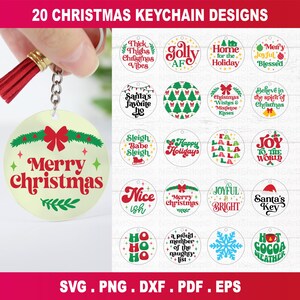 Può includere: Una collezione di 20 design di portachiavi natalizi. I portachiavi sono rotondi e presentano frasi festive come "Merry Christmas" e "Happy Holidays" in vari font e colori. L'immagine include una mano che tiene un portachiavi con un nappa rossa.
