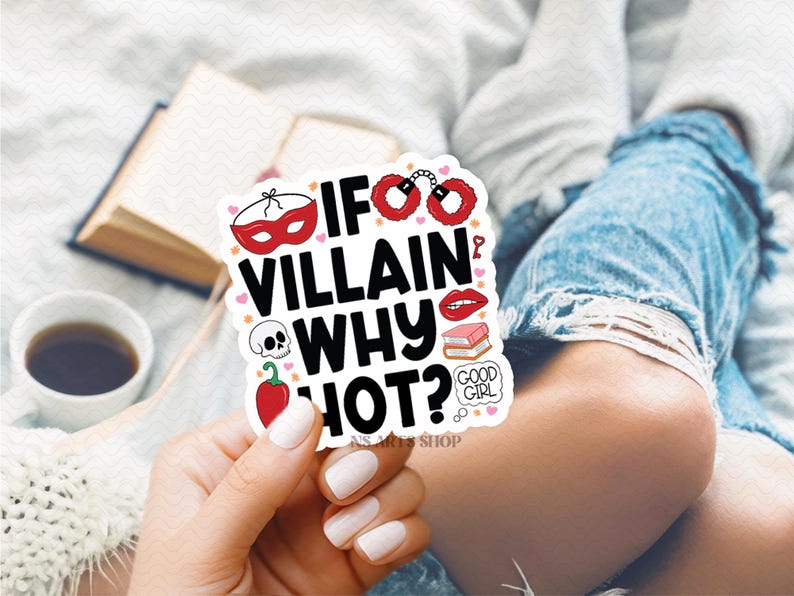 Puede incluir: Una pegatina blanca con el texto "IF VILLAIN WHY HOT?" e ilustraciones de una m&aacute;scara roja, esposas, labios, una calavera, un chile y un libro. La pegatina la sostiene una persona con esmalte de u&ntilde;as blanco.