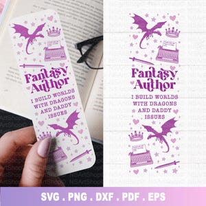 Puede incluir: Un marcapáginas blanco con ilustraciones y texto morados. El diseño incluye un dragón, una corona, una máquina de escribir, una espada, estrellas y corazones. El texto dice "Fantasy Author" y "I build worlds with dragons and daddy issues."